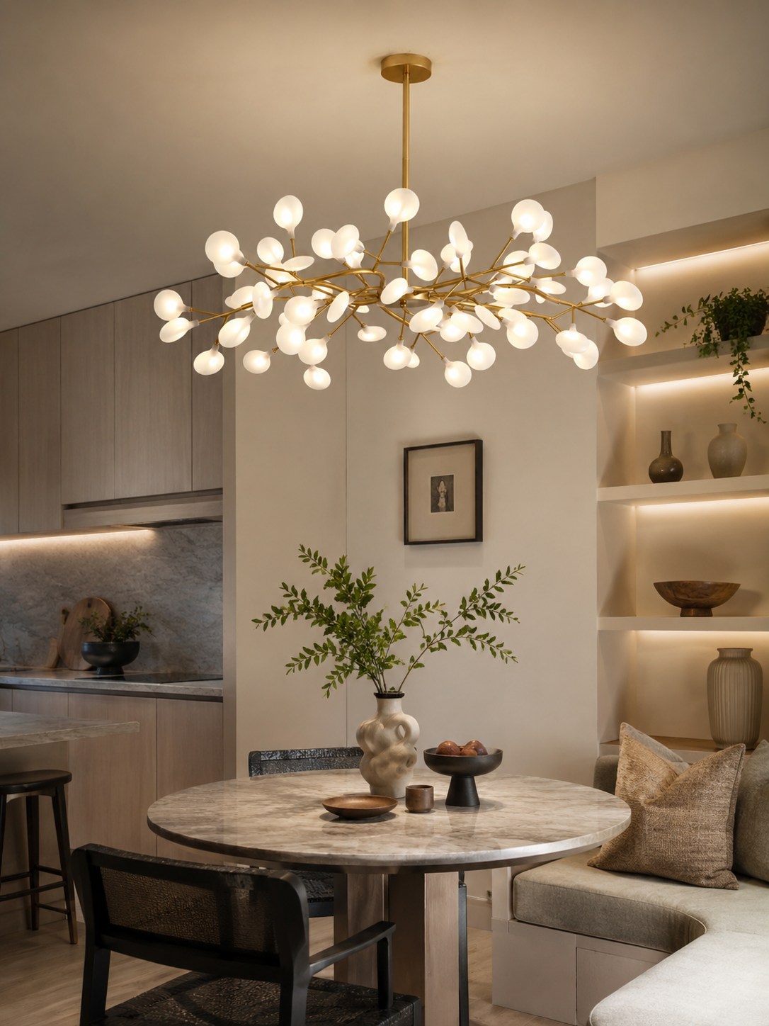 Grand Lustre Doré Sculptural